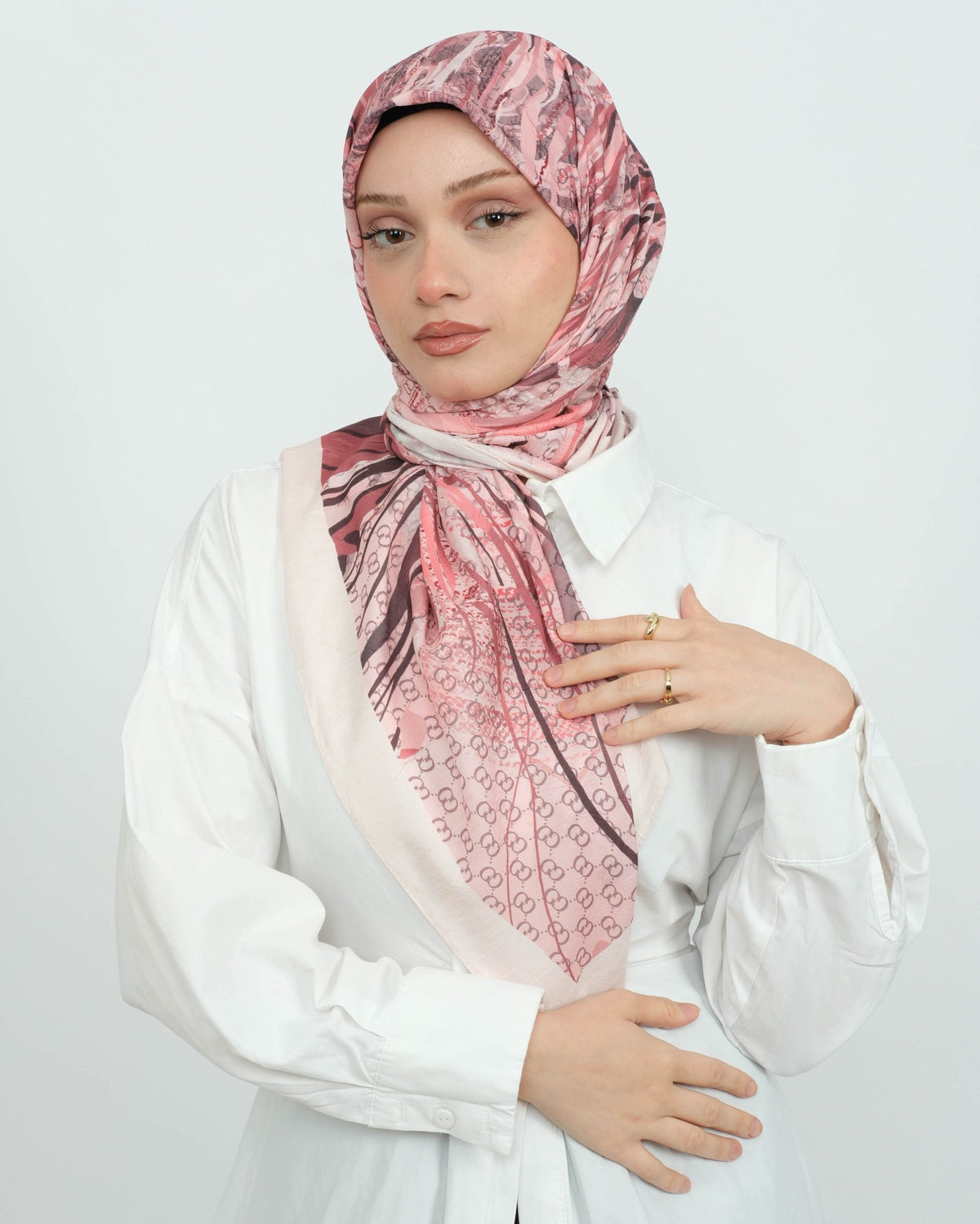 Bambu Kraş Eşarp D108 Pembe – model üzerinde önden görünüm