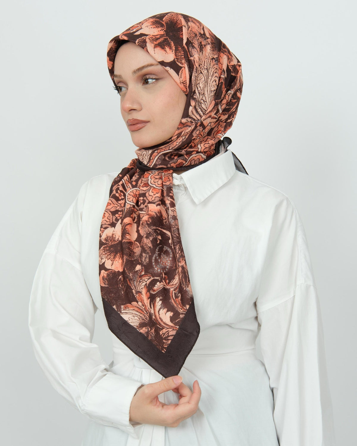 Bambu Kraş Eşarp D110 Karamel Kahve – farklı bağlama açısı