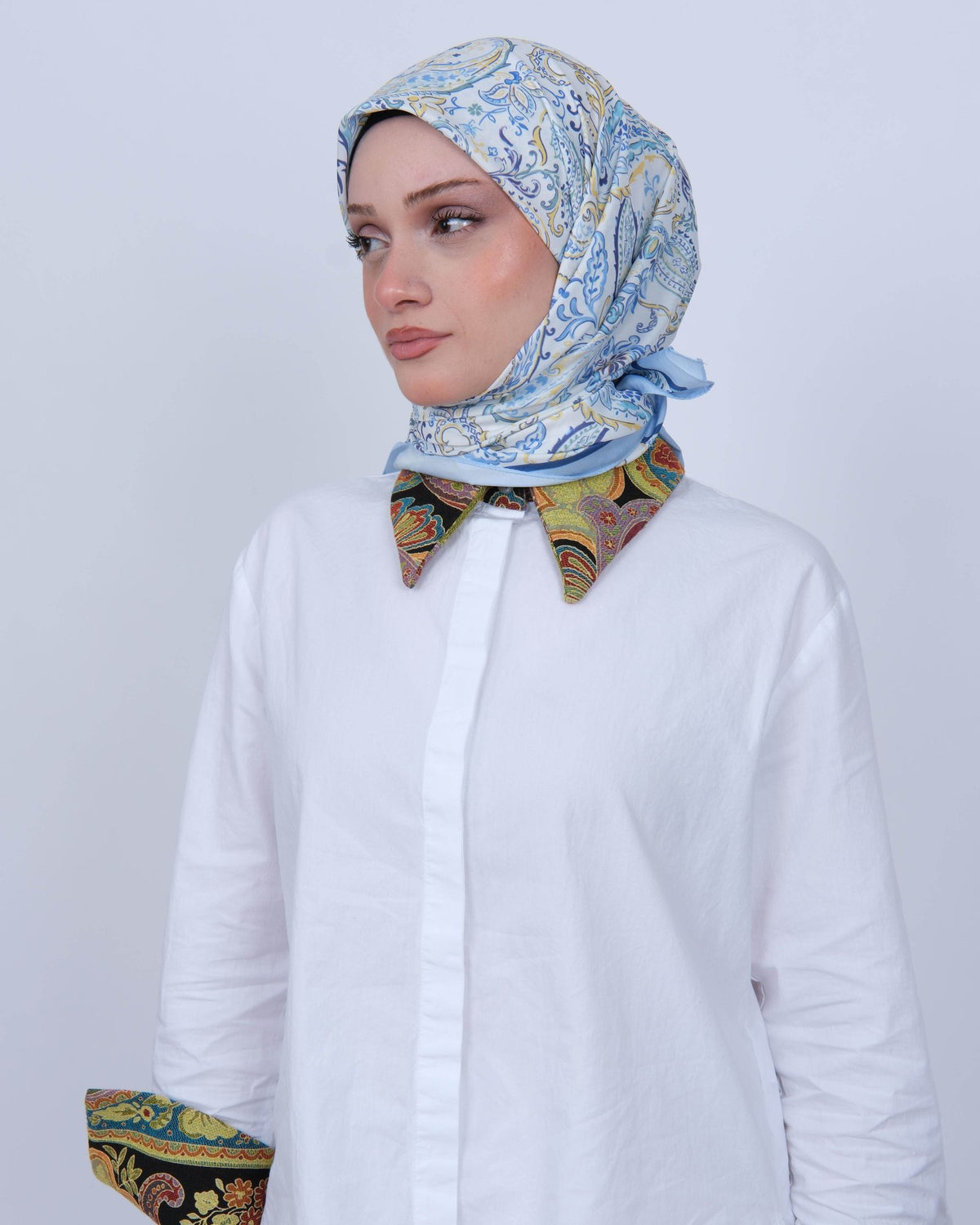 Vual İpek Eşarp D112 Buz Mavisi – yarım profilden farklı bağlama açısı