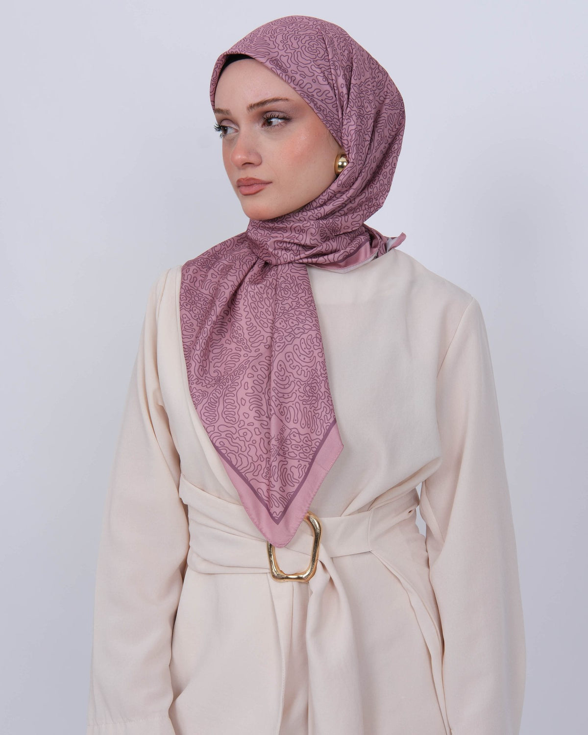 Vual İpek Eşarp D114 Pembe – yarım profilden farklı bağlama açısı