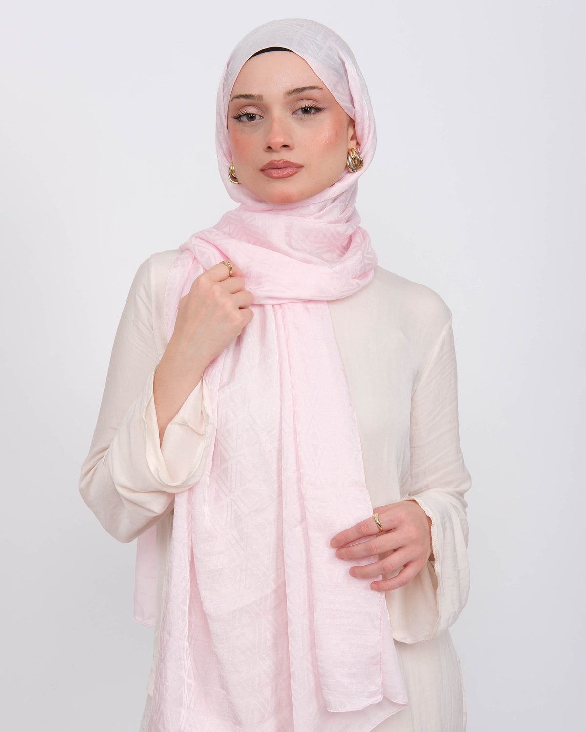 Ayrobin Jakar Şal D103 Pembe – model üzerinde görünüm