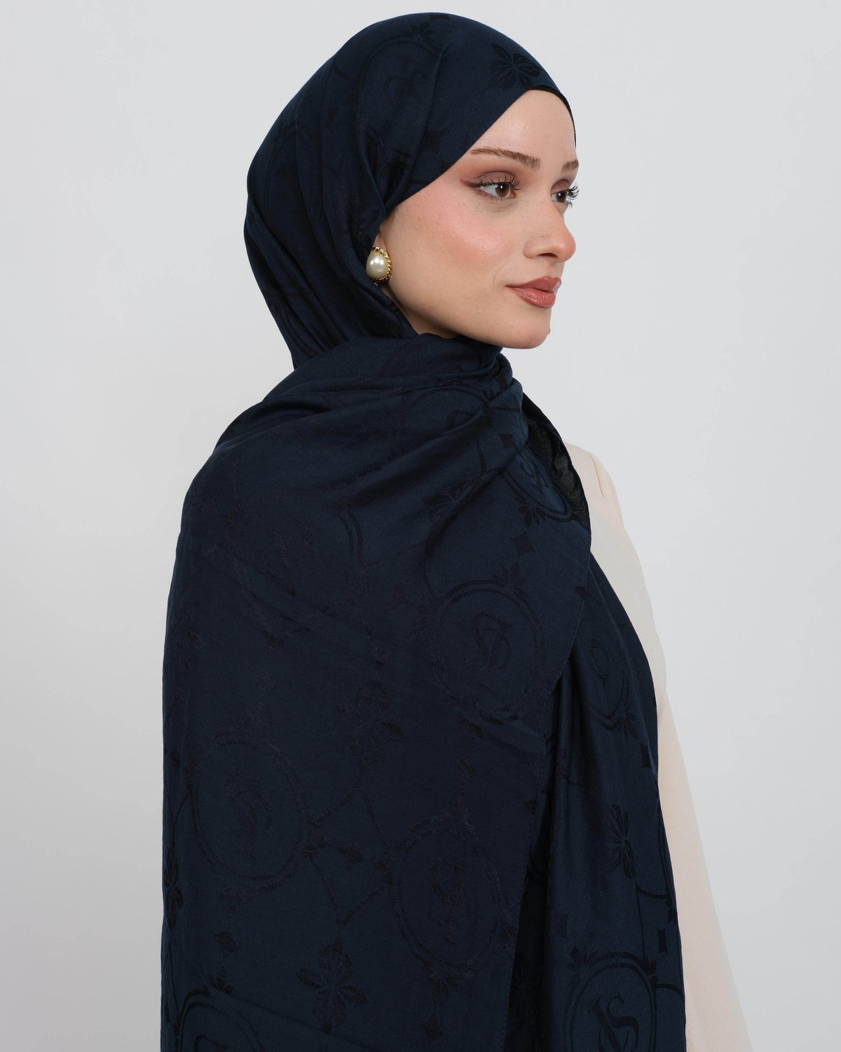 Ayrobin Jakar Şal Joy D118 Koyu Lacivert – yarım profil görünüm