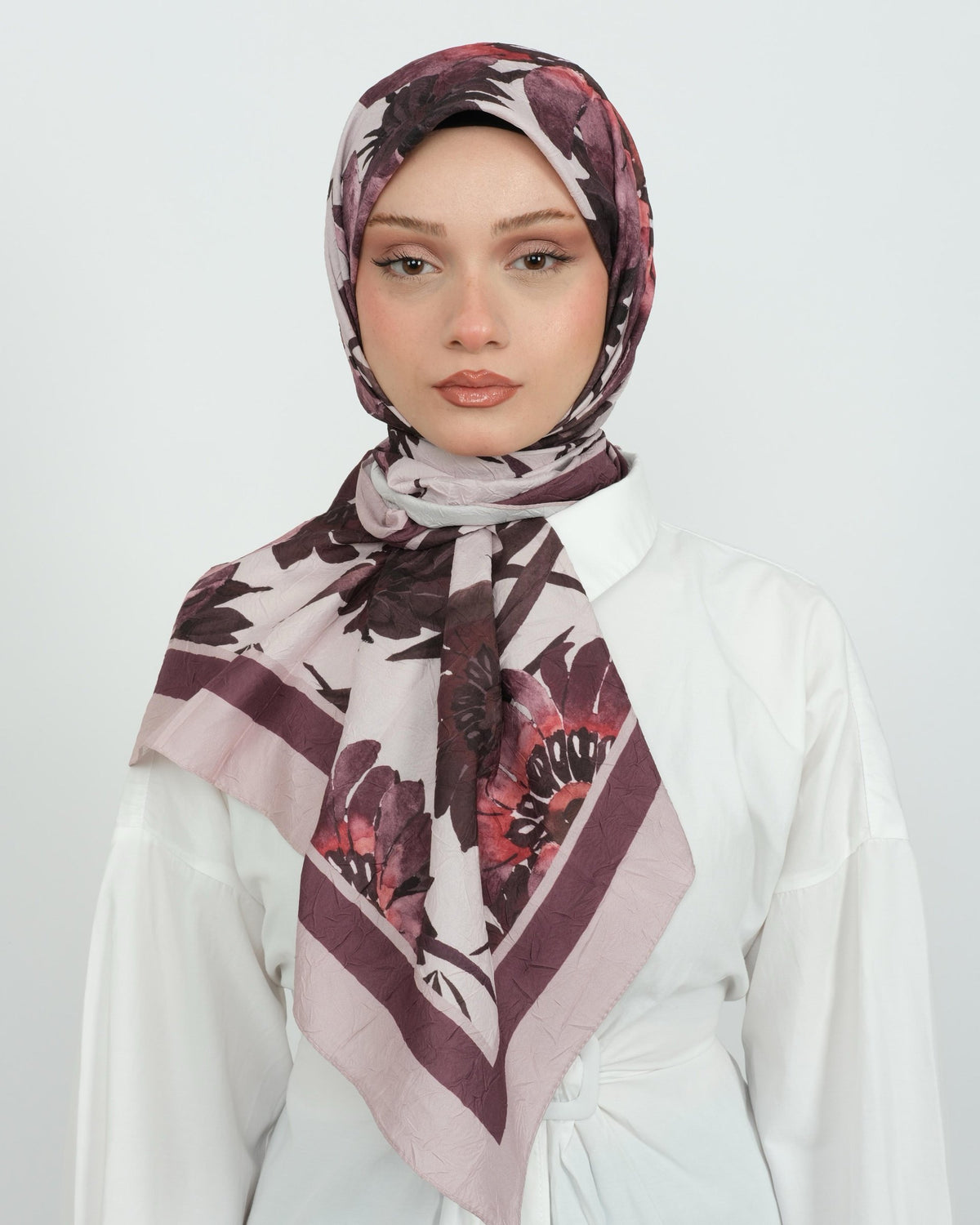 Bambu Kraş Eşarp D105 Mürdüm Bordo – model üzerinde önden görünüm