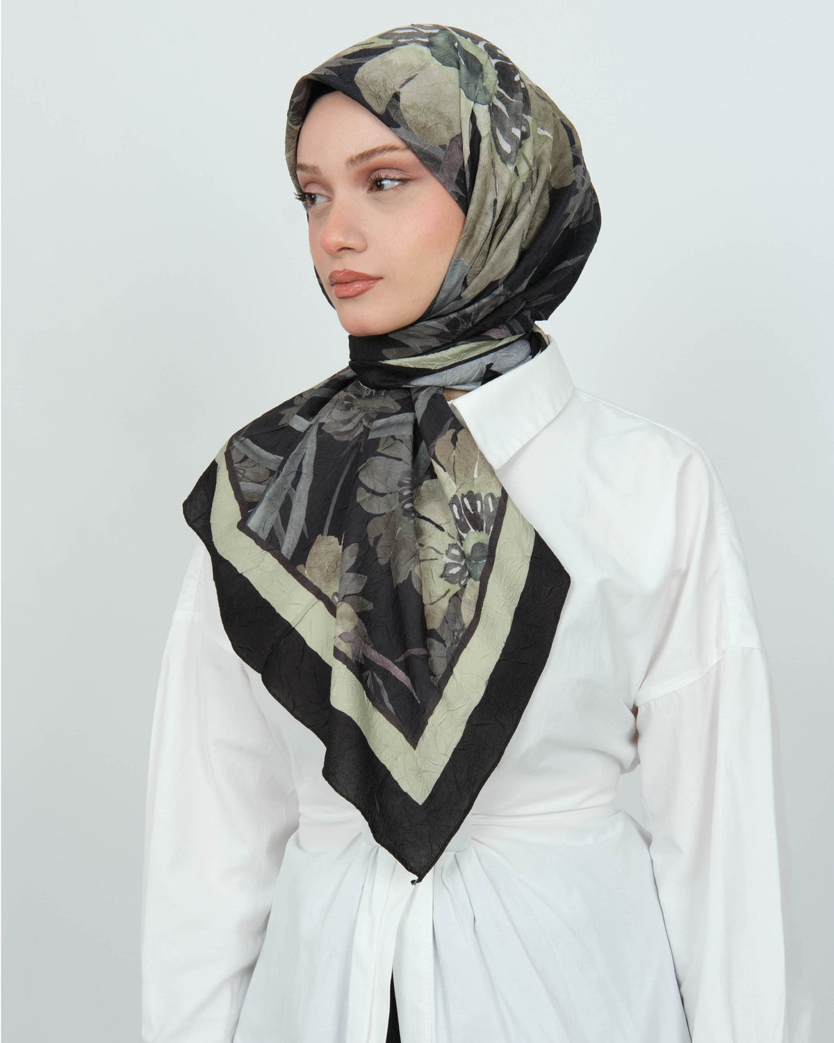Bambu Kraş Eşarp D105 Siyah Haki – farklı bağlama açısı