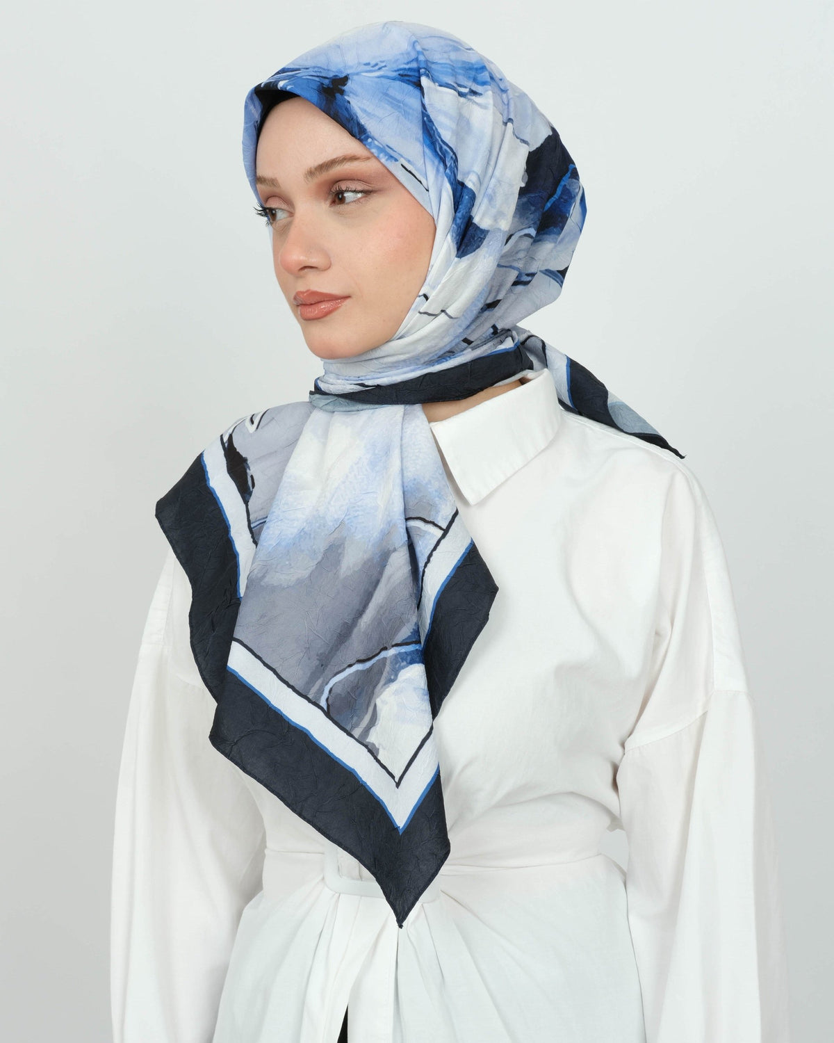Bambu Kraş Eşarp D106 Beyaz Mavi – farklı bağlama açısı