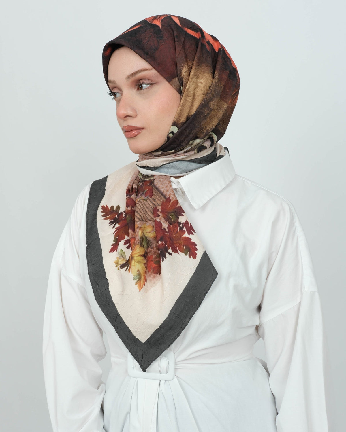 Bambu Kraş Eşarp D109 Antrasit Bordo – farklı bağlama açısı