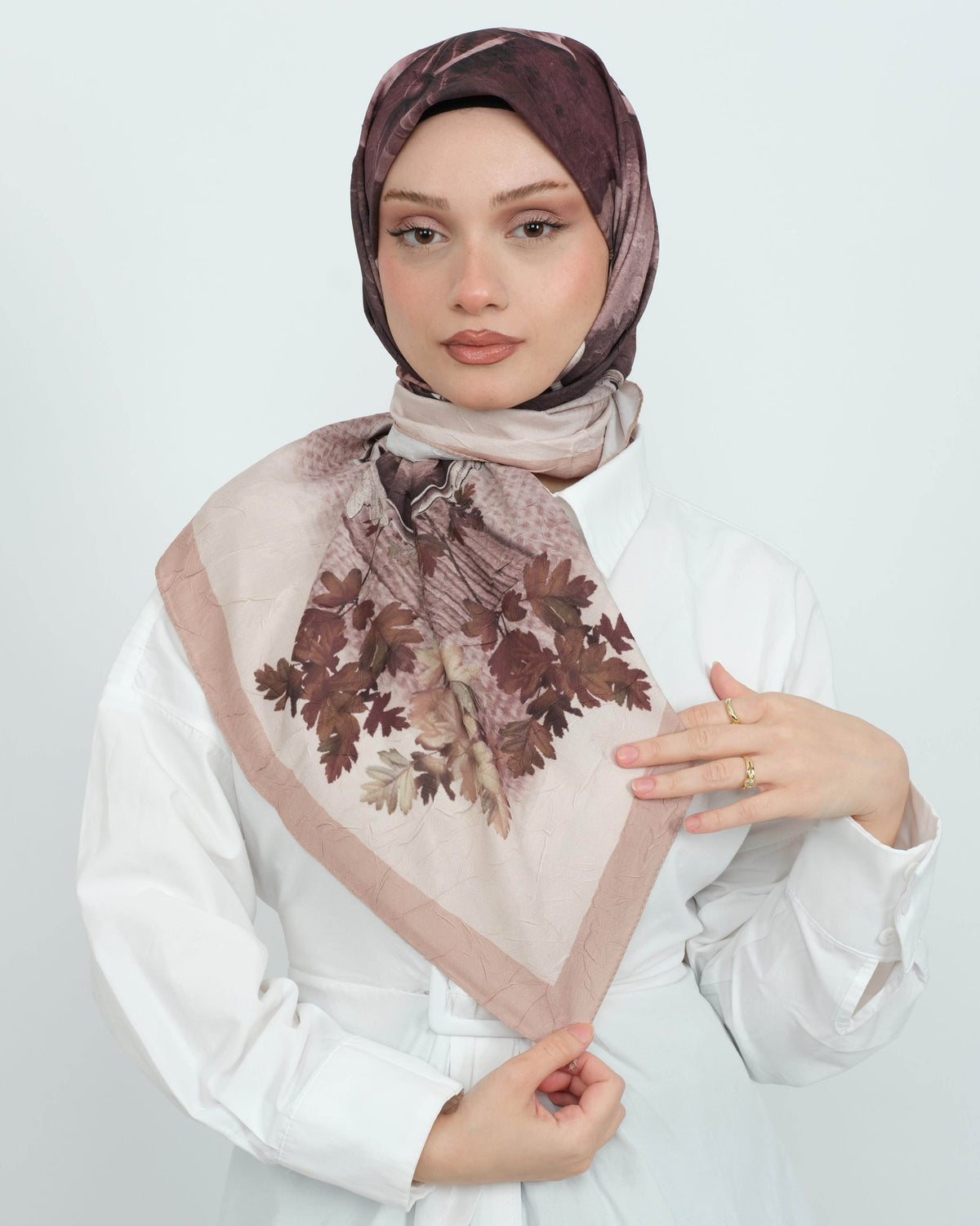 Bambu Kraş Eşarp D109 Mürdüm Vizon – model üzerinde önden görünüm