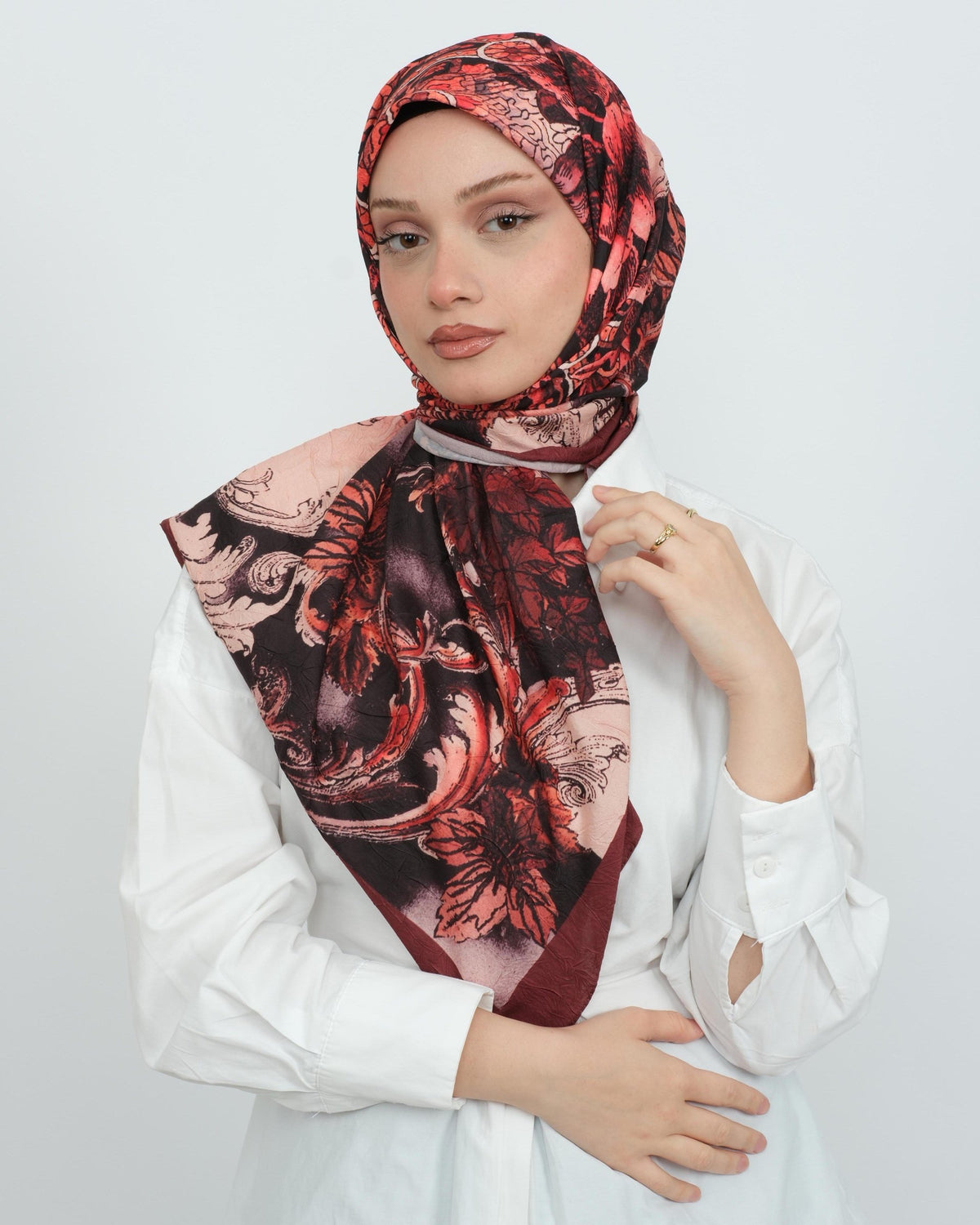 Bambu Kraş Eşarp D110 Bordo – model üzerinde önden görünüm
