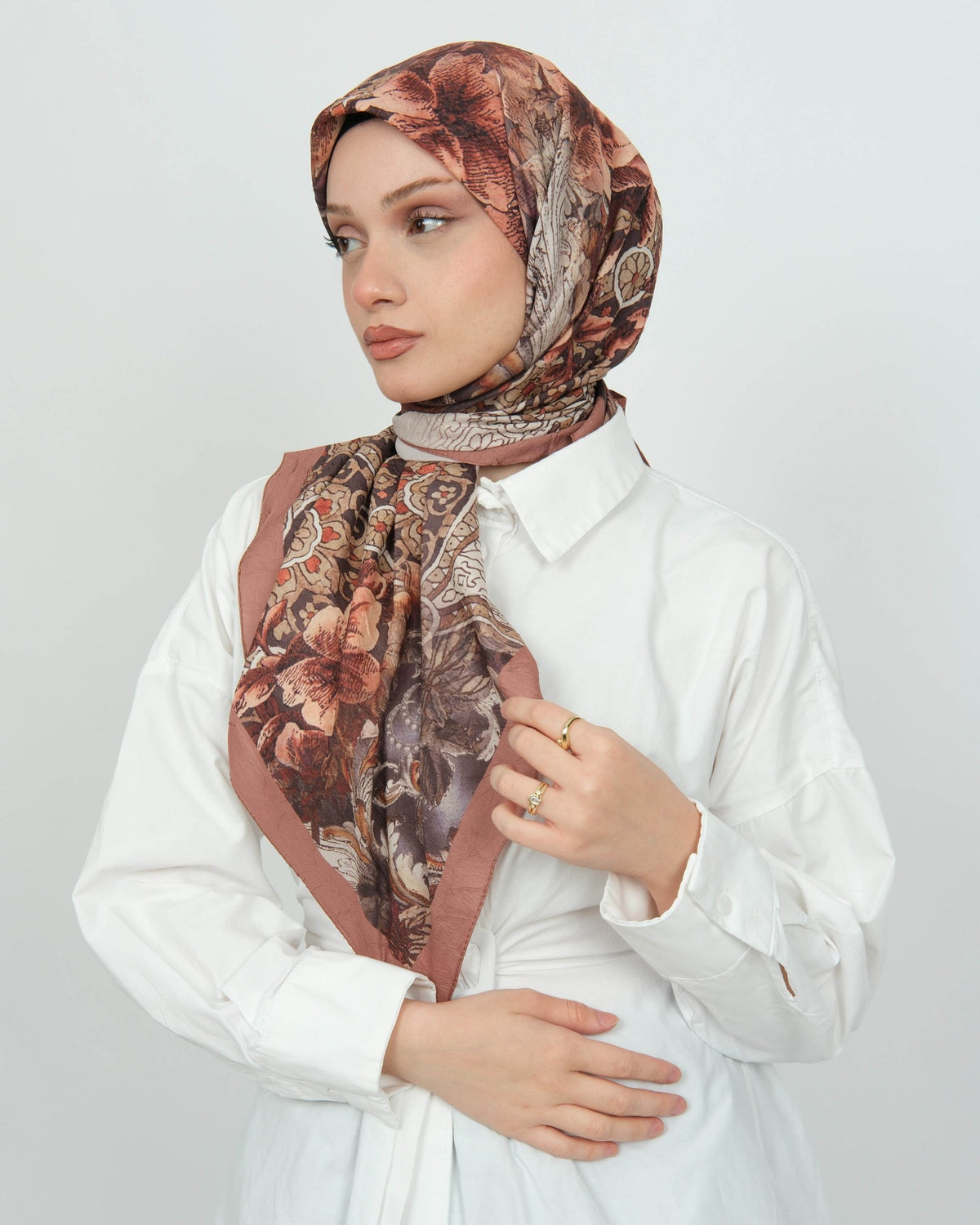 Bambu Kraş Eşarp D110 Gül Kurusu Kahve – farklı bağlama açısı