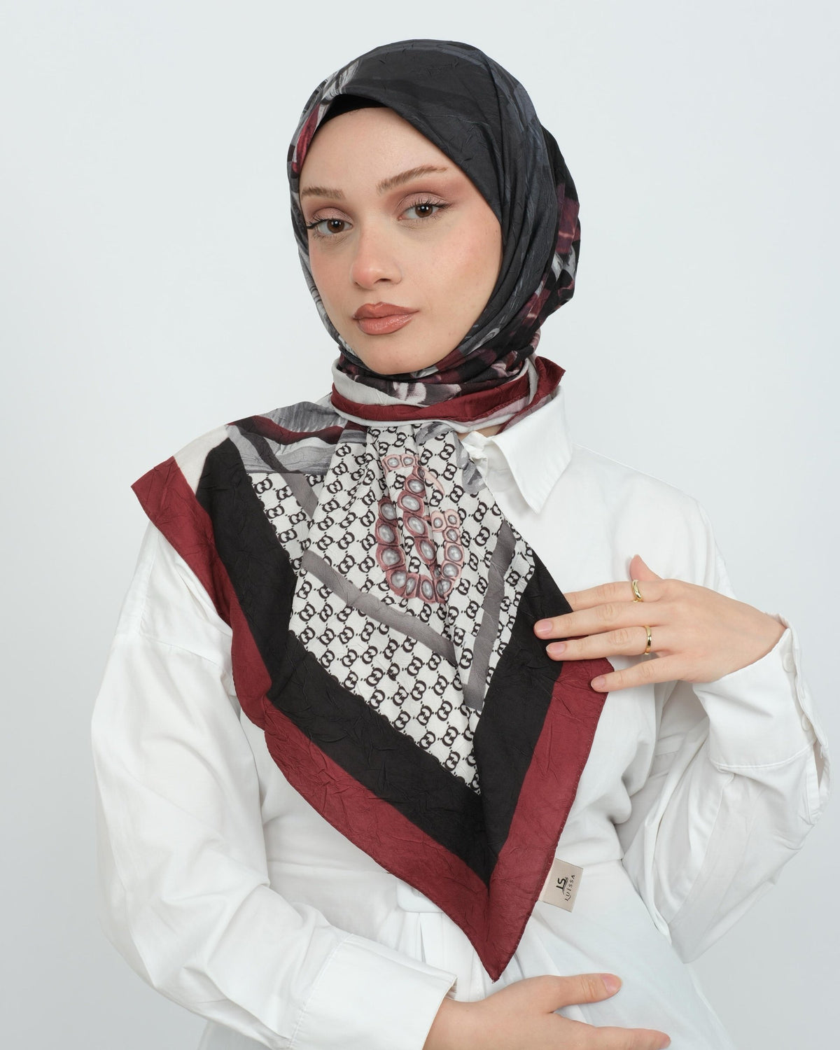 Bambu Kraş Eşarp D111 Bordo – model üzerinde önden görünüm