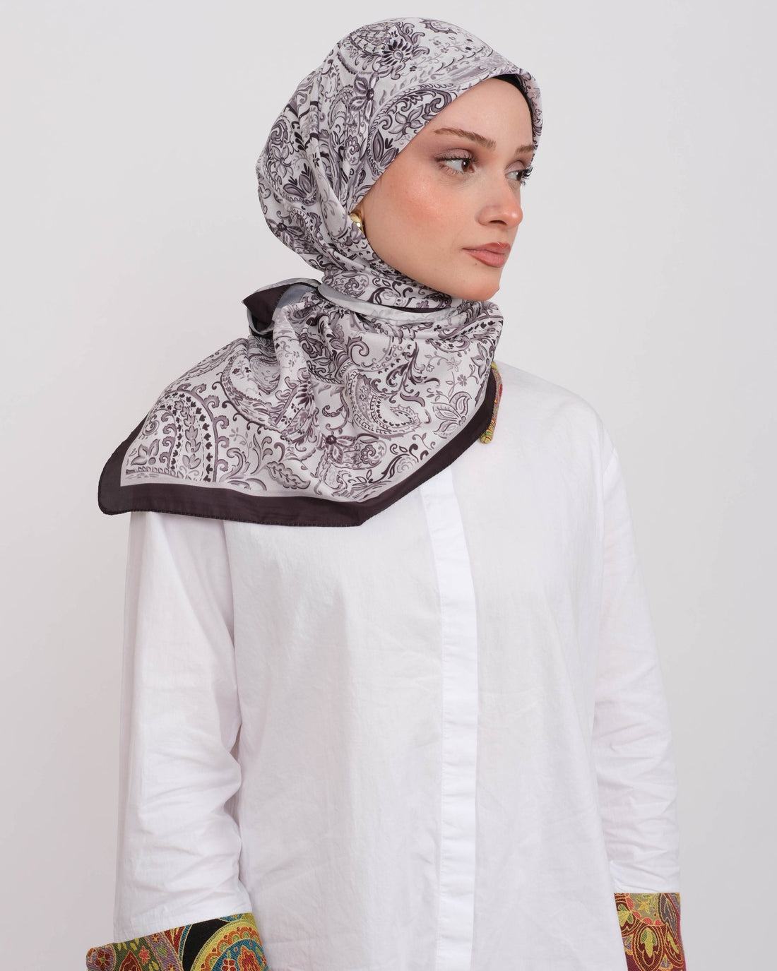 Vual İpek Eşarp D112 Kahve – yarım profilden farklı bağlama açısı