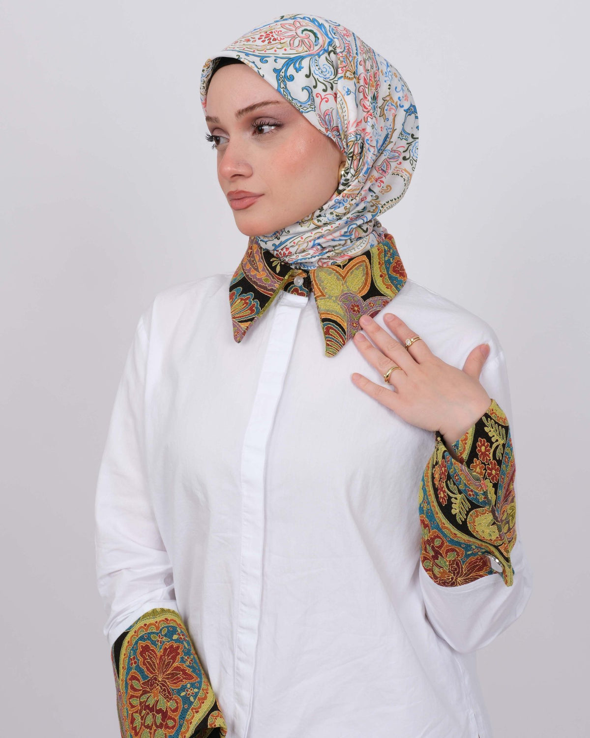 Vual İpek Eşarp D112 Mavi – yarım profilden farklı bağlama açısı