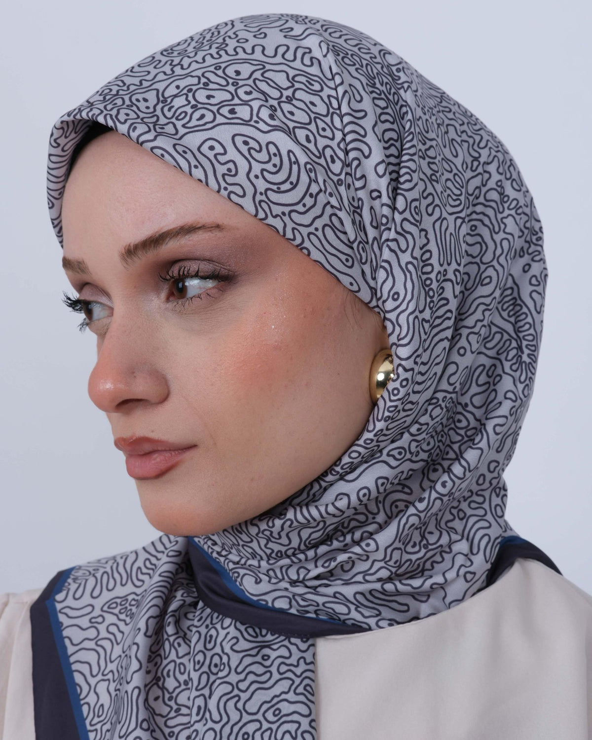 Vual İpek Eşarp D114 Füme-Saks Mavisi – yakından desen ve renk detayı