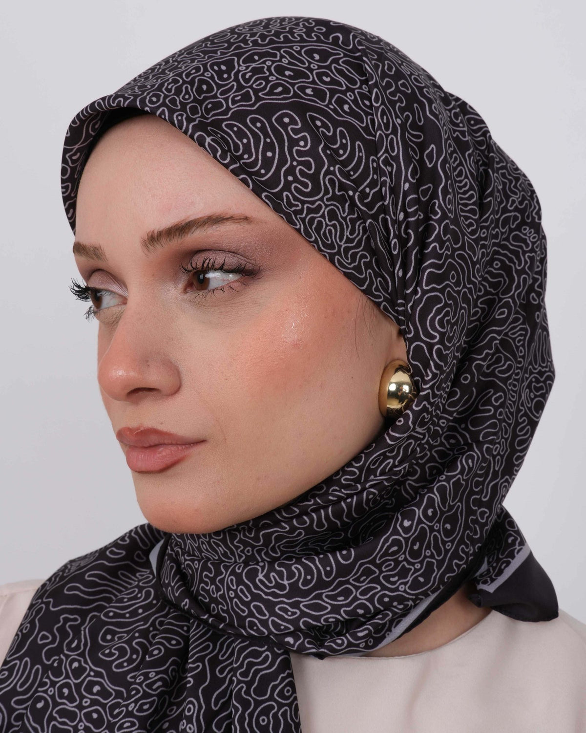 Vual İpek Eşarp D114 Koyu Kahve – yakından desen ve renk detayı